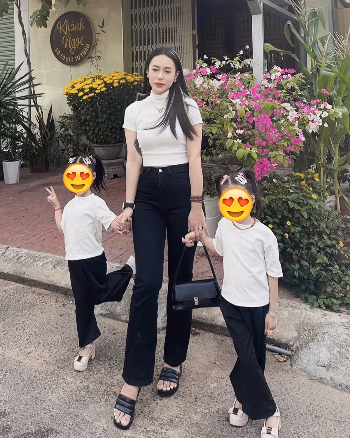 Thế nhưng, biến cố đã xảy đến khi 2 con của Thư mới 14 tháng tuổi. Chồng của cô bất ngờ bị tai nạn không qua khỏi, để lại cô vợ trẻ tuổi với 2 đứa con thơ.