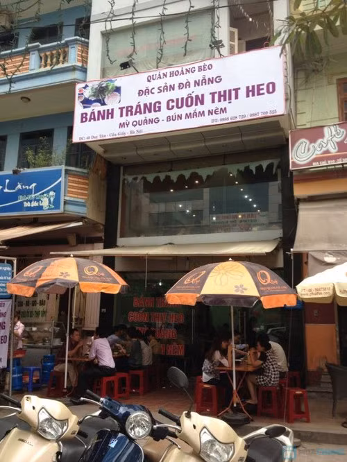 Quán Hoàng Bèo (đường Nguyễn Văn Lộc, Mỗ Lao và 40 Duy Tân) cũng được khen bởi bánh tráng cuốn thịt heo ở đây được biến tấu sáng tạo phù hợp với khẩu vị dân Hà thành, giá chỉ ngang với bữa cơm trưa bình dân 