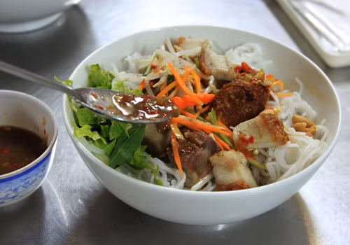 Bún mắm. Thật là thiếu sót nếu không nhắc tới món đặc sản Đà Nẵng này. Nếu có dịp dừng chân tại một quán ăn nhỏ xinh bán những món đặc sản miền Trung, giá cả rất phải chăng nằm trên phố Tô Hiến Thành, Hà Nội, bạn sẽ cảm nhận được cái hồn của món ăn. 