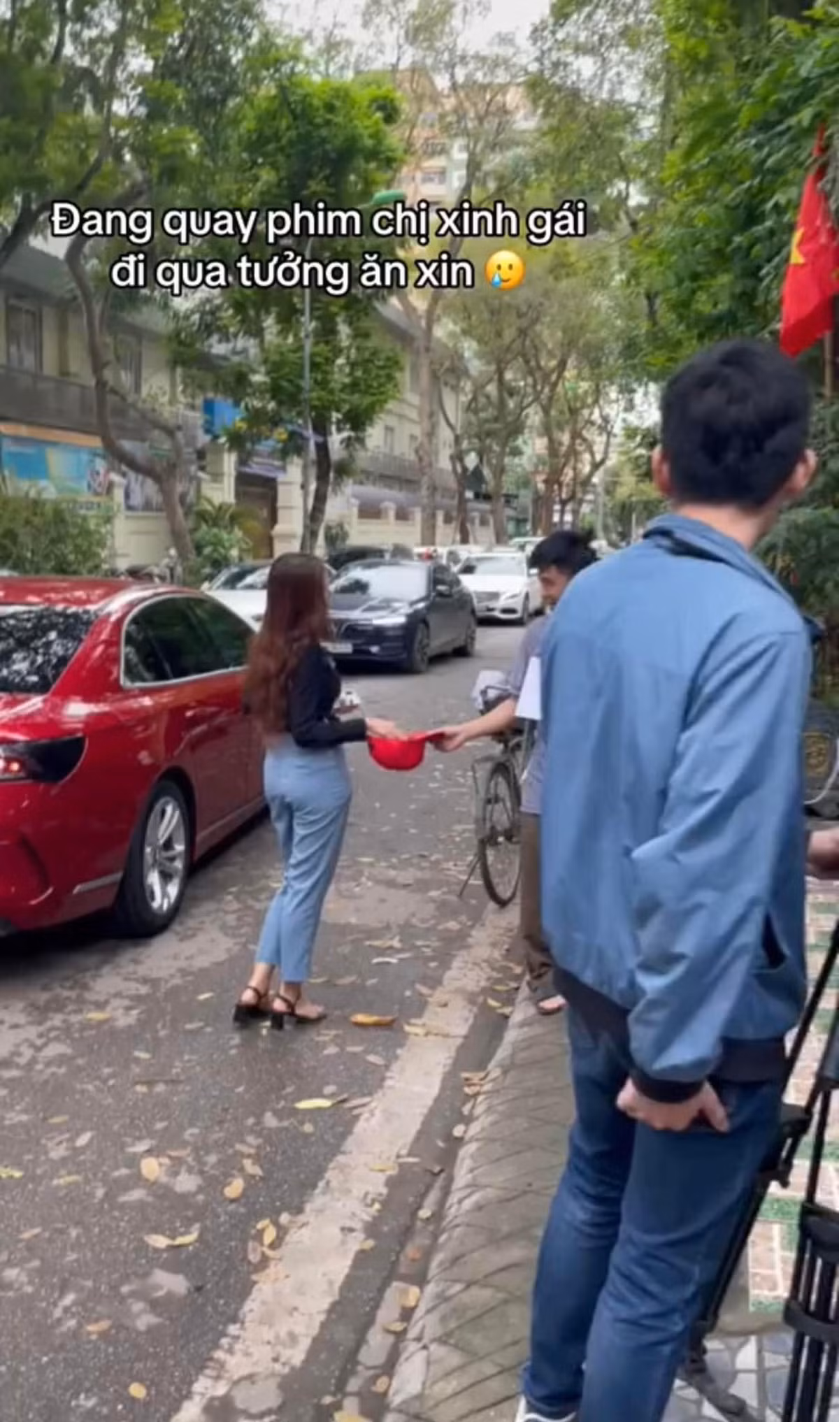 Mới đây, chàng diễn viên Trung Ruồi mới đăng tải một đoạn clip ngắn khiến nhiều người không khỏi bật cười. Theo đó, khi anh đang hóa thân thành một nhân vật treo tấm bảng "tôi bị câm", thì được một chị gái xinh đẹp đi qua cho tiền.