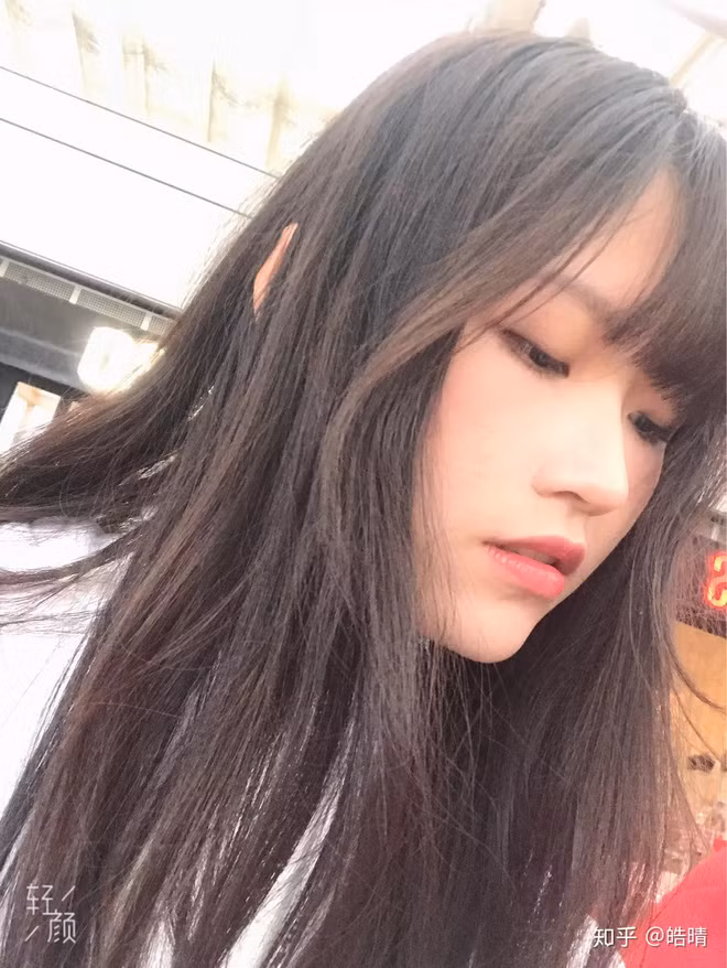 Không còn có ngoại hình mũm mĩm, đi đâu cũng cúi gằm như trước, giờ đây Hạo Tình vô cùng xinh xắn, thậm chí để mặt mộc vẫn đủ sức đẹp hơn các hoa khôi khác trong lớp.