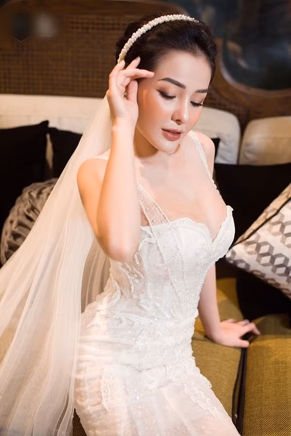 Ngân 98 tiếp tục khoe vòng 1 cực gợi cảm khi diện váy cưới.