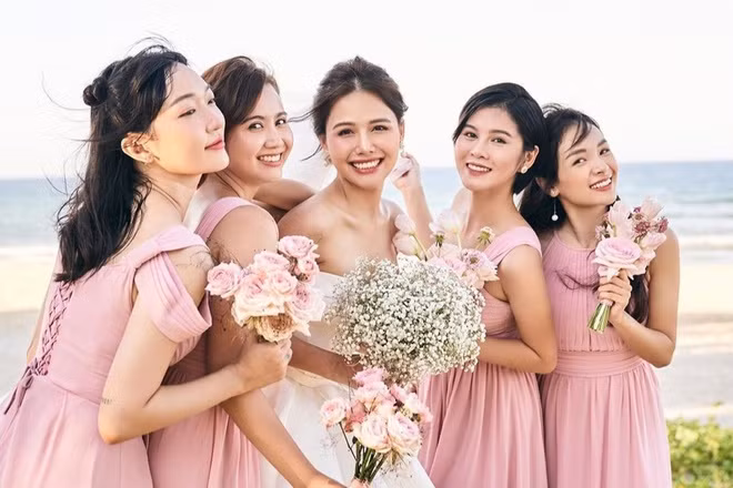 Mới đây, Phanh Lee tiếp tục tung ra thêm loạt hình ảnh chụp cùng dàn phù dâu vô cùng xinh đẹp. Chỉ với ít khoảnh khắc tuyệt xinh của dàn hot girl lần đầu được hé lộ, sự kiện lập tức được hâm nóng trở lại.