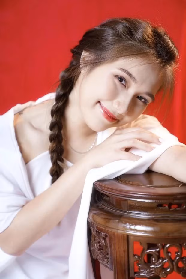 Nữ chủ công có nhan sắc ngọt ngào, trong trẻo.