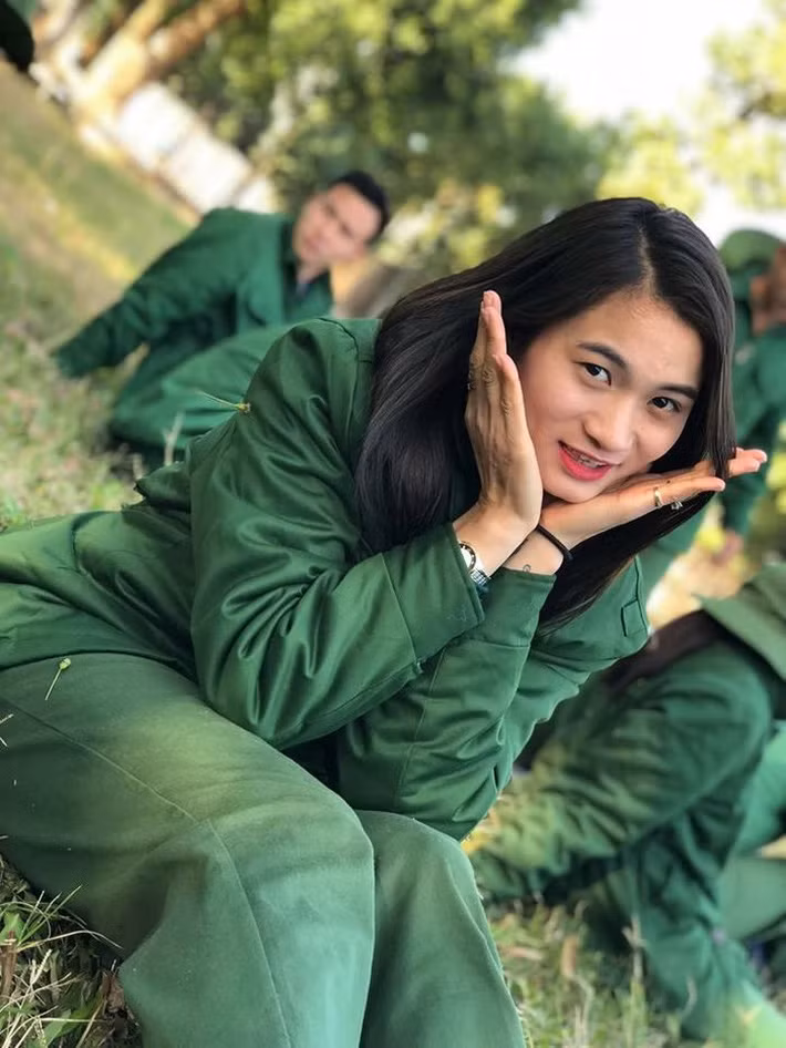 Bản thân nữ vận động viên điền kinh của Việt Nam cũng rất tự tin vào sắc vóc của mình. Cô cao 1m70 và có cân nặng 58,5kg, hơn thế nữa, số đo 3 vòng của Nguyễn Thị Oanh cũng chuẩn người mẫu: 86-67-94.