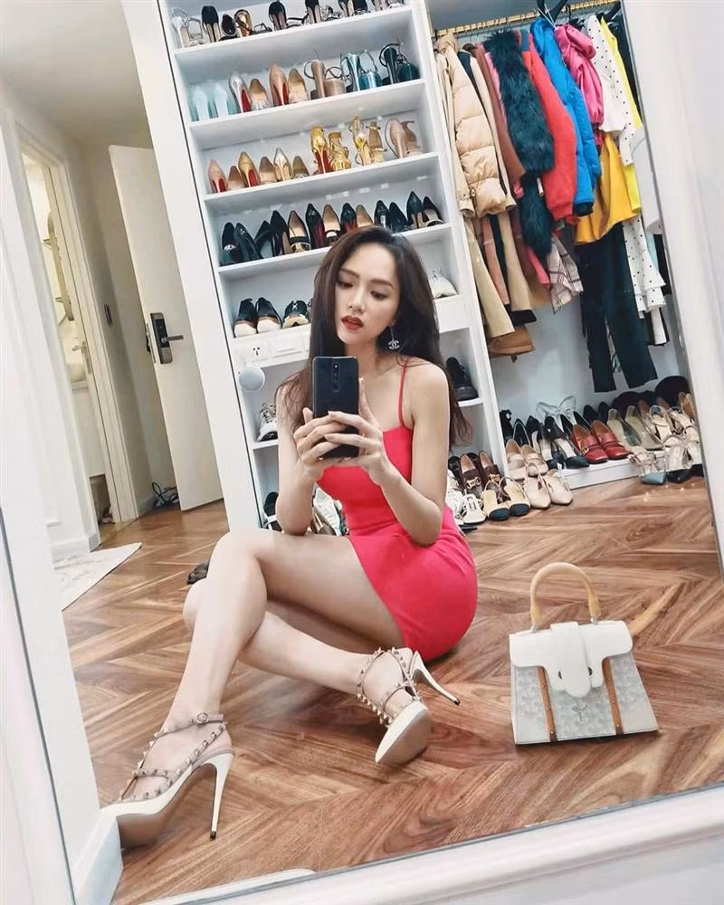 Phong cách chụp ảnh khoe đồ hiệu và outfit được giọng ca Anh ta bỏ em rồi yêu thích từ trước khi có dịch Covid-19. (Ảnh: FBNV)