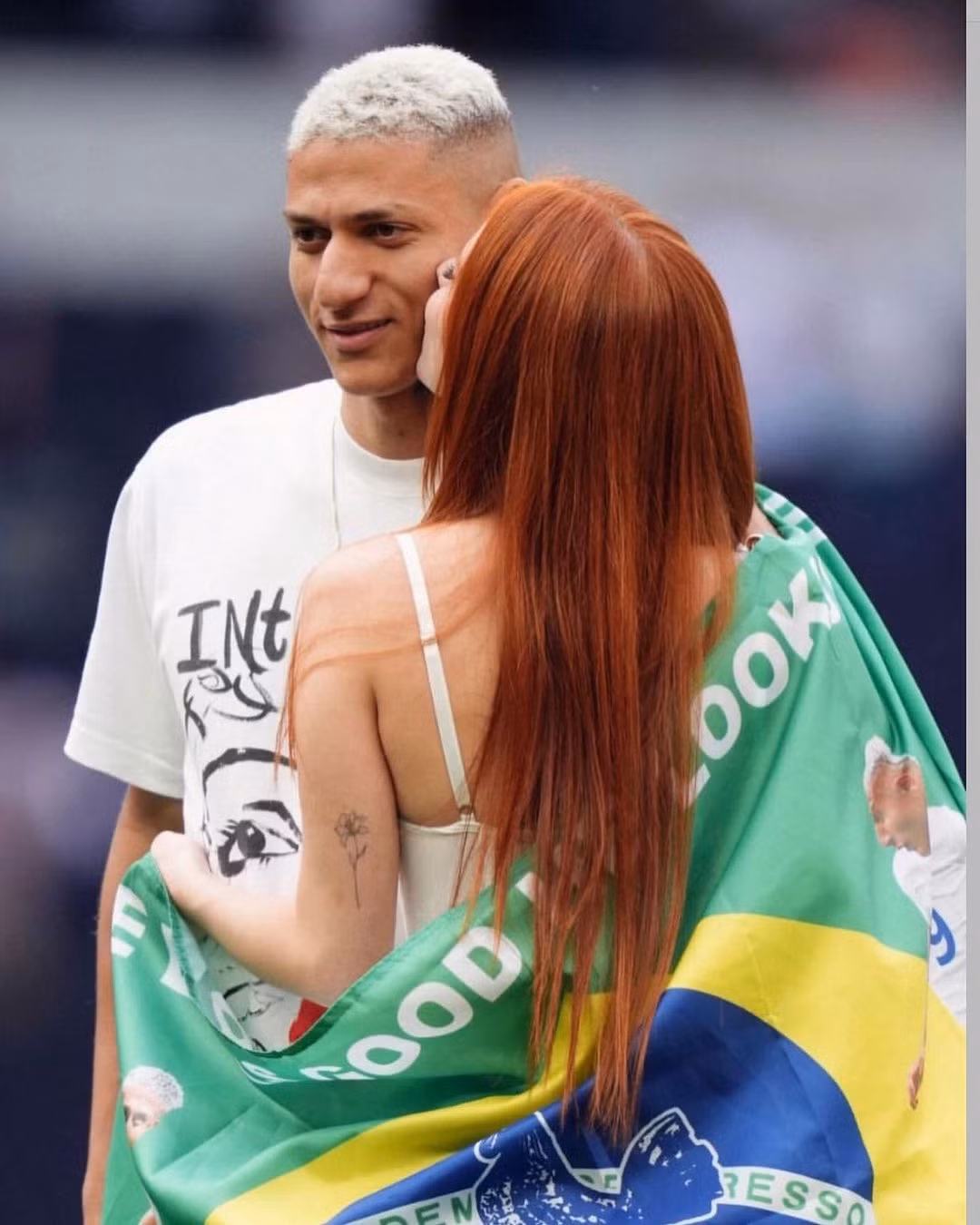 Thông tin hẹn hò của Richarlison và Amanda được tiết lộ khi cả hai lần đầu đi nghỉ dưỡng cùng bạn bè ở Brazil hồi tháng 7 năm ngoái. Cô gái 20 tuổi là sinh viên luật tại một trường tư thục ở Sao Paulo, Brazil