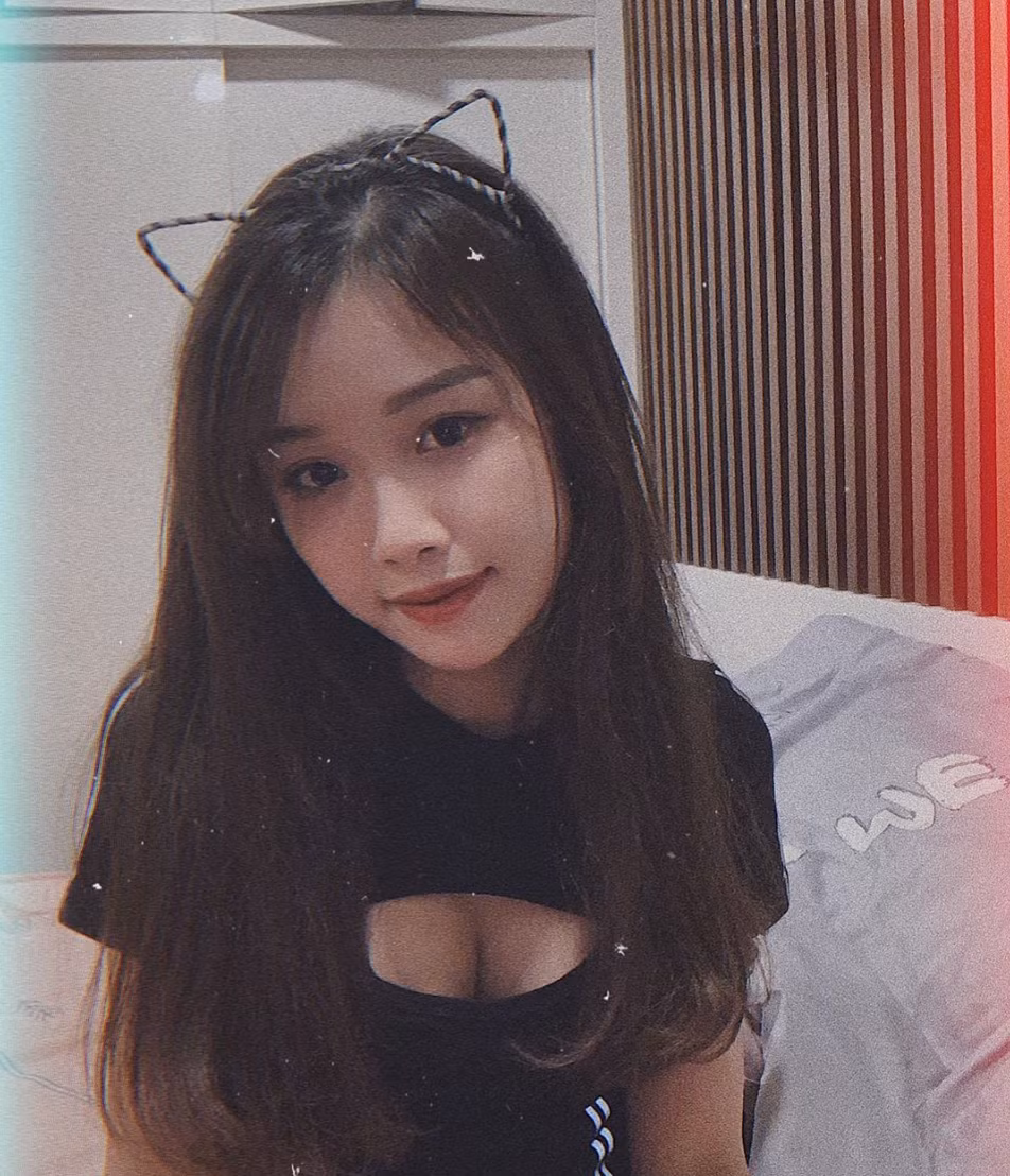 Đây là lần đầu tiên, bạn gái cầu thủ Văn Toàn bị dính "phốt". Trước đó, cô nàng luôn chiếm được tình cảm của người hâm mộ bởi nhan sắc xinh đẹp, ít khi nhắc đến hay chụp ảnh cùng người yêu với ý định "ké fame".