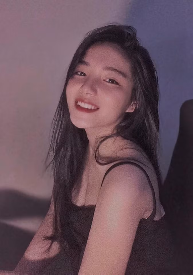 Diệu Anh được nhiều dân mạng khen ngợi với gương mặt thanh thoát, mái tóc đen dài nữ tính và chiều cao 1,7m ấn tượng.