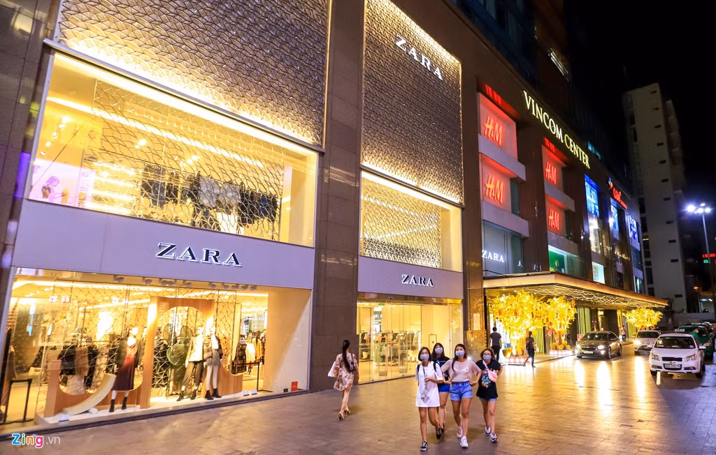 Tương tự, trung tâm thương mại Vincom Đồng Khởi (quận 1, TP.HCM) cũng chỉ lác đác vài khách tham quan, mua sắm. Đây vốn là một trong những địa điểm vui chơi, mua sắm đông đúc nhất ở trung tâm TP.HCM, nhưng hiện nay các hệ thống thang cuốn, thang máy đều không còn tình trạng quá tải.