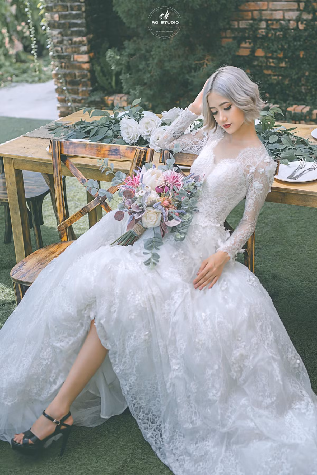 Thích thú với màn "dậy thì thành công" của cô gái sinh viên của trường Cao đẳng Kinh tế Công nghệ TP.HCM , nhiều dân mạng nhận xét rằng hồi bé trông Trâm đã có nét xinh với mũi cao và mắt hai mí.