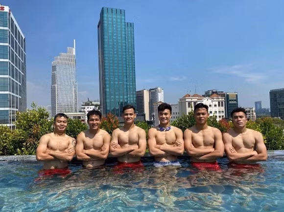 Mới đây, một số cầu thủ của U22 Việt Nam đang tải hình ảnh thư giãn bên hồ bơi cùng đồng đội. Ngay lập tức, những hình ảnh này thu hút sự chú ý đặc biệt của cộng đồng mạng.