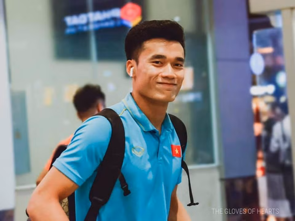 Ngay khi vừa xuống sân bay, "thủ môn quốc dân" Bùi Tiến Dũng đã hạnh phúc chia sẻ ngay bức ảnh anh cười rất tươi và cho biết đã có mặt tập trung cùng đội tuyển.
