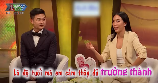 Sau một tháng hẹn hò, cặp đôi quyết định về ở chung với lý do bớt phải đưa đón nhau. Hana Giang Anh cũng bộc bạch rằng bị chồng lừa cưới.