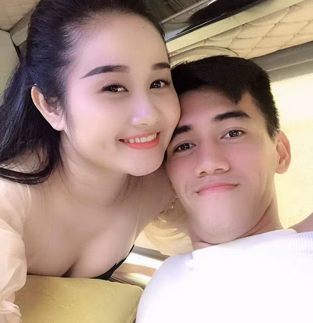 Trước đó, Tiến Linh và Ngọc Quyên đã từng có 2 năm mặn nồng, cầu thủ nhiều lần công khai yêu say đắm bạn gái trên mạng xã hội khiến nhiều người ghen tỵ.