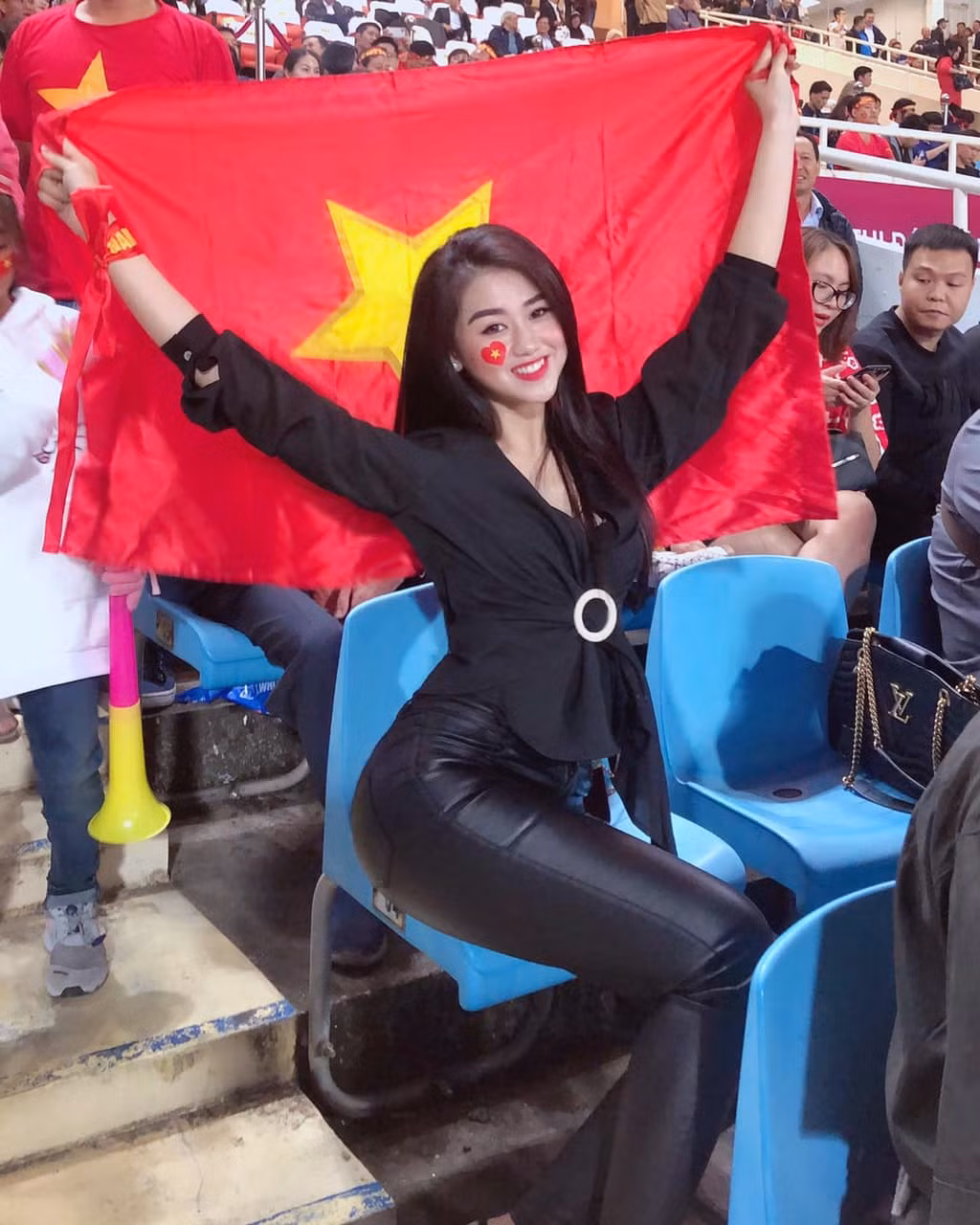 Sở hữu nhan sắc xinh đẹp lại yêu bóng đá, chẳng thế mà hot girl Hải Phòng có được sự chú ý của tiền đạo Tiến Linh. Nếu trở thành một cặp, đây sẽ là một đôi "trai tài gái sắc" của làng cầu thủ - WAGs Việt.