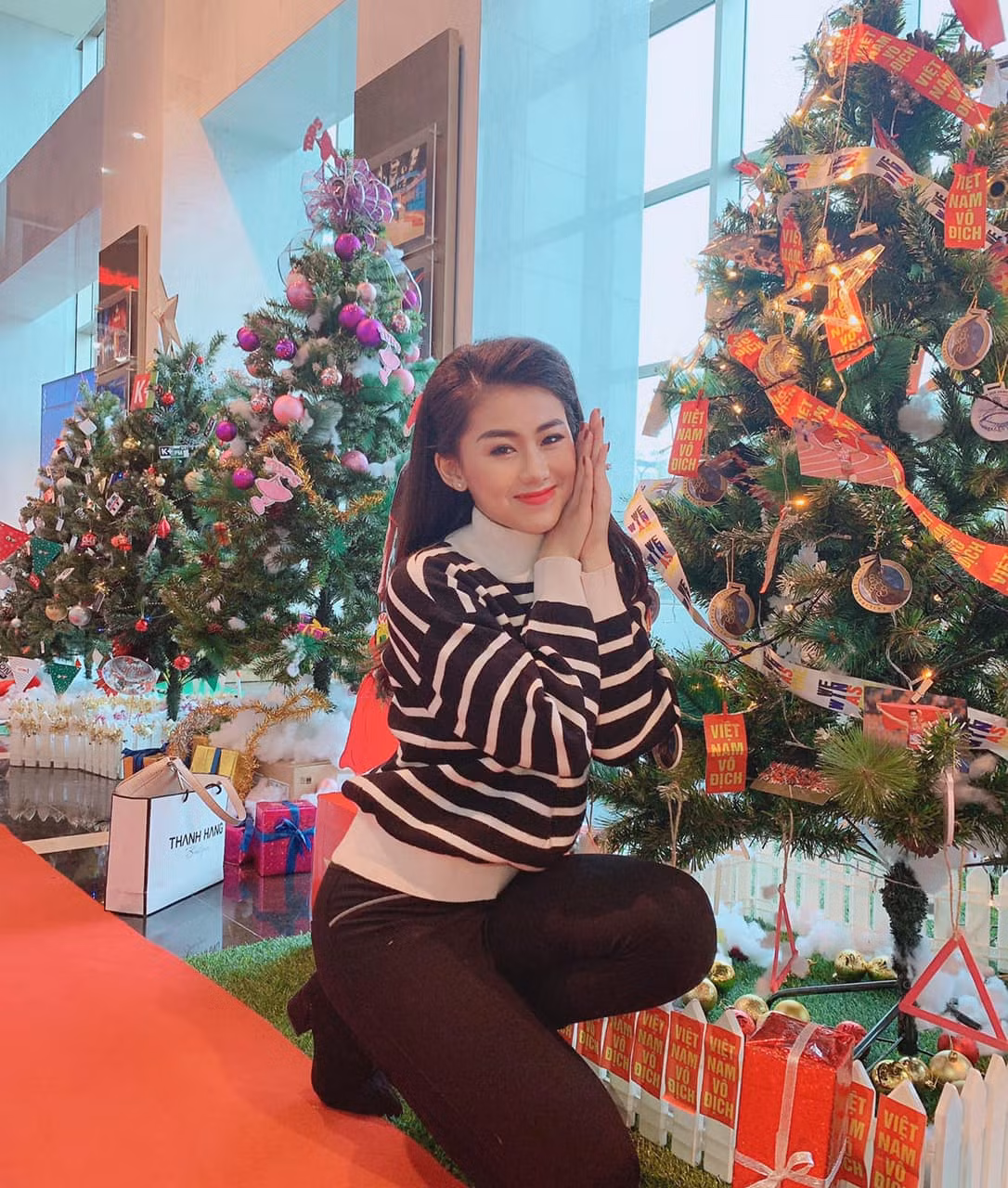 Ngọc Mai quê ở Hải Phòng, từng là sinh viên Đại học Văn Hóa Hà Nội. Hot girl là gương mặt quen thuộc từ chương trình "Nóng cùng World Cup" năm 2018 và là đại diện của Thuỵ Sĩ.