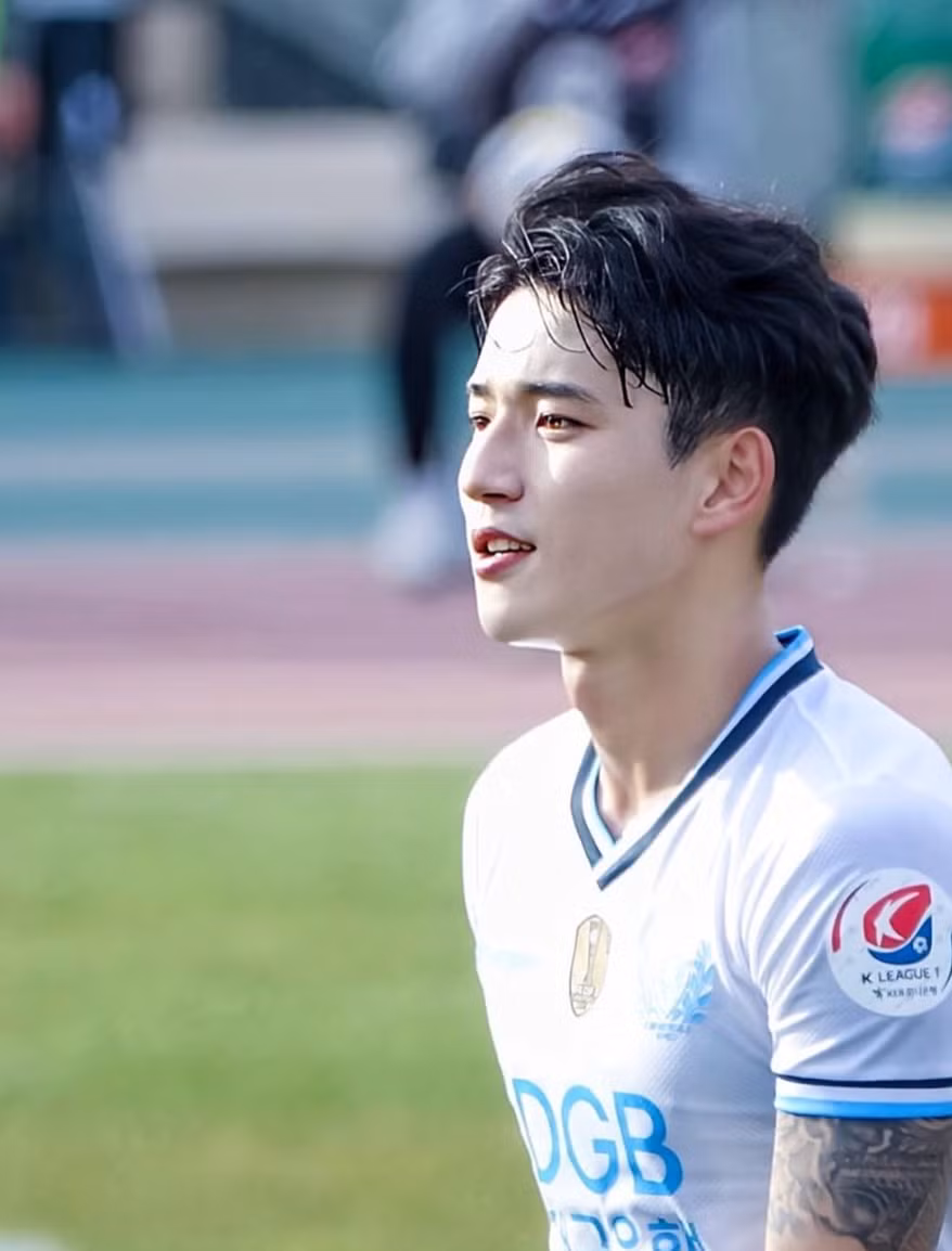 Jeong Seung Won sinh ra và lớn lên ở thành phố Jeonju, Hàn Quốc. Anh hiện chơi ở vị trí tiền đạo cho Daegu FC. Ở mùa giải năm 2019, nam cầu thủ ra sân 39 trận và có 3 bàn thắng, 2 pha kiến tạo. "Nam thần sân cỏ" của bóng đá Hàn từng chơi ở nhiều giải đấu chuyên nghiệp như Korean FA Cup, AFC Champions League.