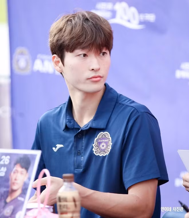 Cho Kyu-seong (sinh năm 1998) đang chơi ở vị trí tiền đạo cho U23 Hàn Quốc, anh được săn đón nhờ ngoại hình đẹp như tài tử điện ảnh. Bên cạnh đó, nam cầu thủ cũng sở hữu body 6 múi cực kỳ thu hút và chiều cao 1m86 nổi bật trên sân cỏ.