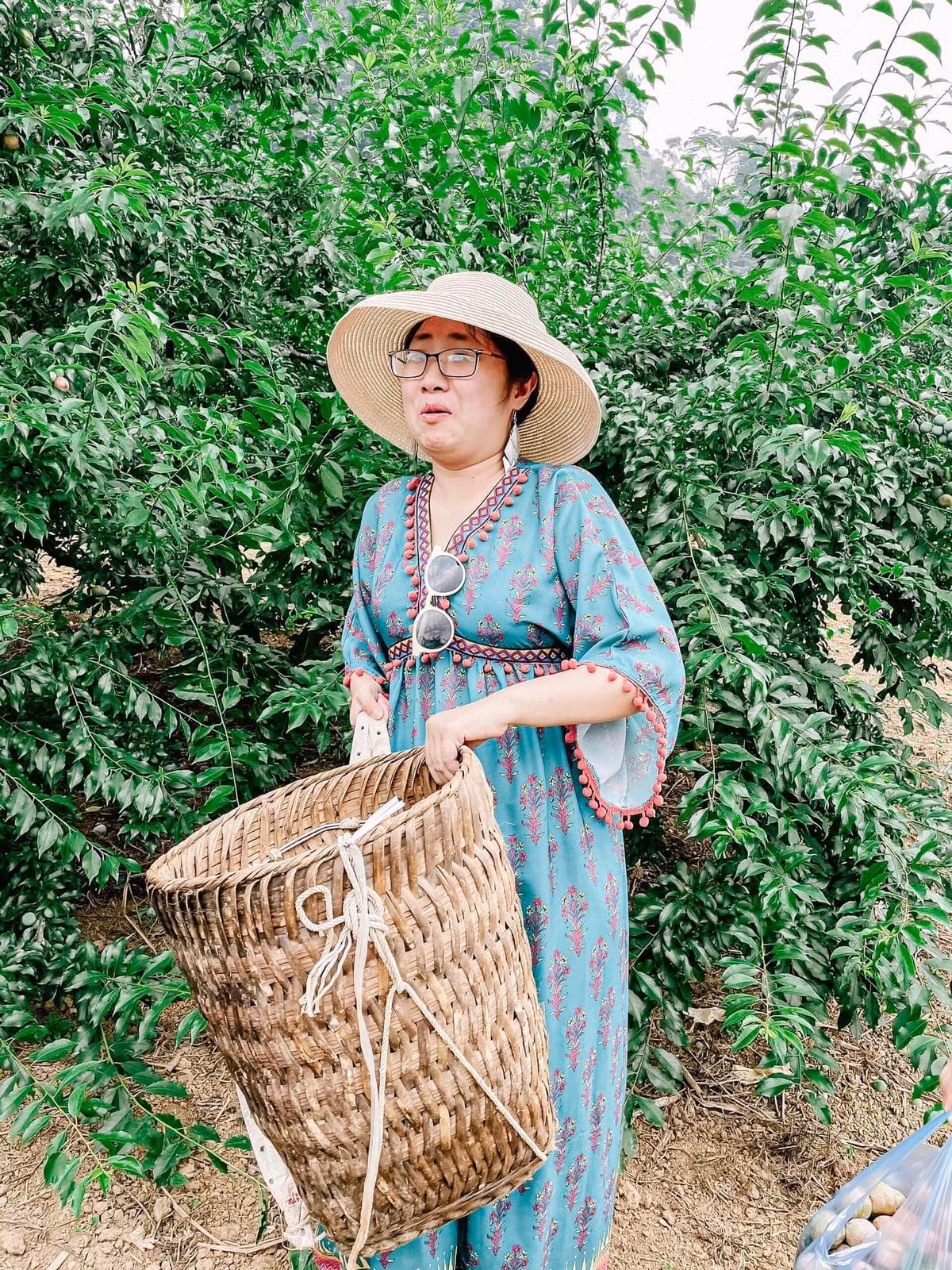 Nhân vật chính của bức ảnh là travel blogger Nguyễn Thùy Trang. Những bức ảnh trên đã được chụp cách đây 5,6 năm, khi 9X tham gia trải nghiệm hái mận tại một vườn mận thuộc thung lũng Nà Ka.