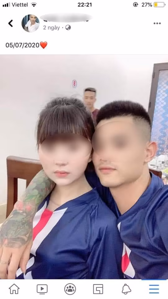 Tuy nhiên mới đây, dân mạng bất ngờ khi cô gái xuất hiện bên một chàng trai khác khá tình tứ. Loạt hình ảnh mới của cô nàng có tên H.D nhanh chóng lan truyền rộng rãi trên MXH.