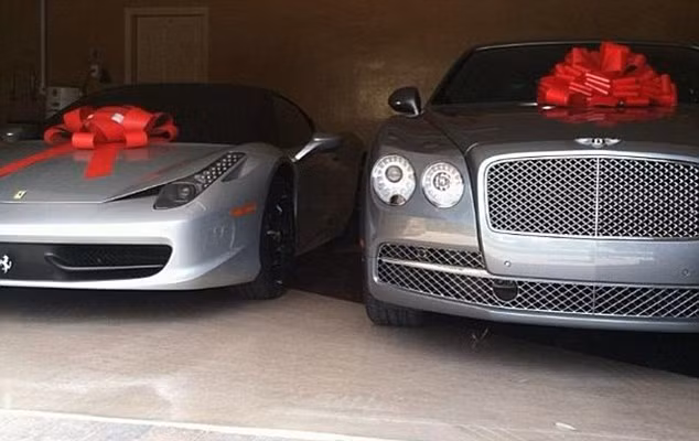 Floyd cũng thường xuyên khoe quà tặng khủng như hai siêu xe nhiều người thèm muốn này, một chiếc Ferrari và một chiếc Bentley.