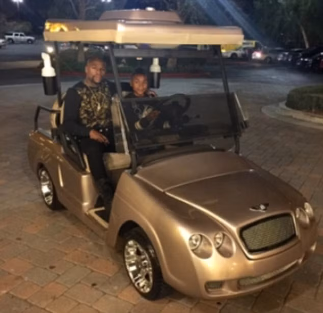 Bạo tay mua cho con trai mình một chiếc xe golf Bentley cho ngày sinh nhật lần thứ 15 của cậu nhóc.
