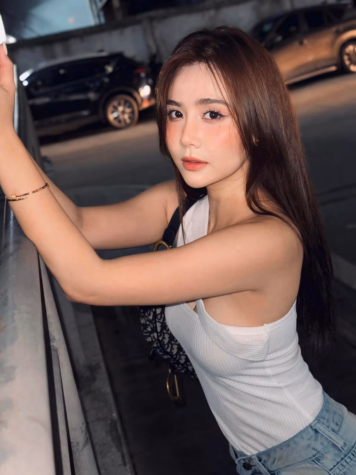 Mới đây, cô nàng đã đăng tải những hình ảnh của mình trong thiết kế áo thum cắt xẻ cách điệu ở phần cổ, khéo léo khoe vai trần cùng vòng ngực lấp ló, khiến nhiều người không khỏi xuýt xoa.