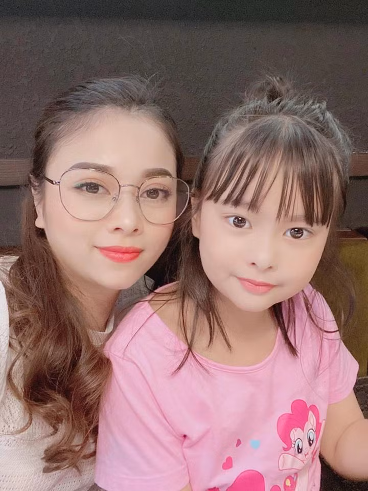 Con gái lớn nhất của Hằng Túi tên thật là Nguyễn Hà My. Trong ấn tượng của nhiều người, bé Su là một em bé bụ bẫm, đáng yêu như một nàng công chúa thích quấn quít bên mẹ.