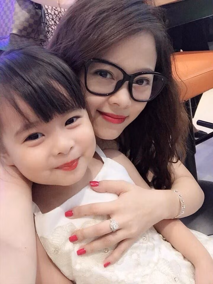 Trước đây Su thường xuyên xuất hiện trên trang cá nhân của mẹ, nhưng vài năm gần đây cô bé càng lớn càng không thích chụp ảnh nên hiếm khi Hằng Túi đăng tải ảnh của con.