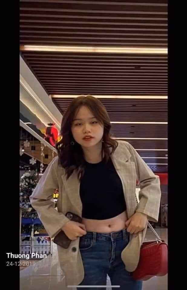 Mới đây, hai bức ảnh chụp lén của bạn gái Quang Hải bị đăng tải lên mạng xã hội và ngay lập tức trở thành chủ đề bàn tán của dân tình. Trong cả hai bức hình, Huỳnh Anh với eo thon, thân hình chuẩn trước đây đã hoàn toàn biến mất, thay vào đó là ngấn mỡ thừa ở bụng.
