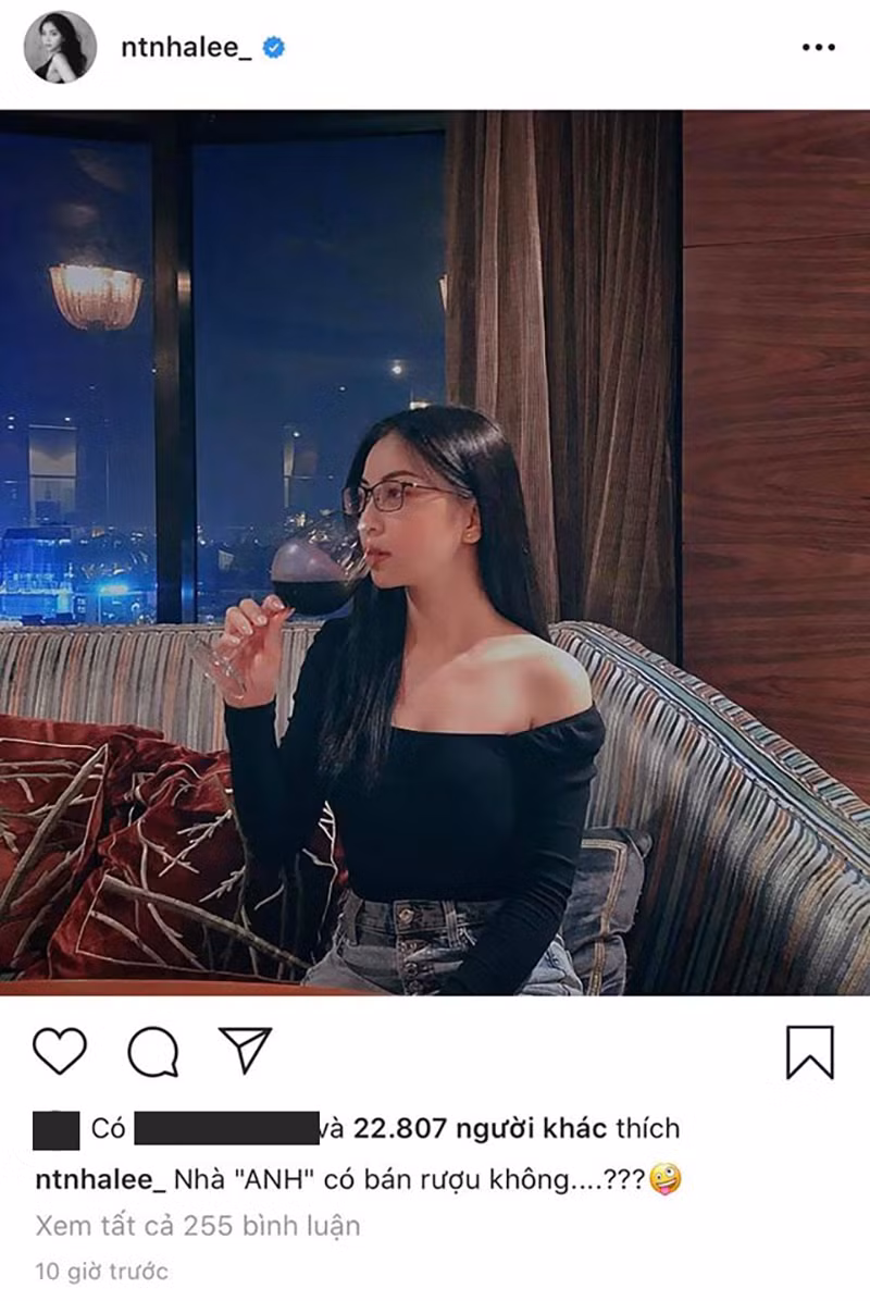Ngay sau đó, Nhật Lê cũng khiến người hâm mộ đặt dấu hỏi khi đăng ảnh xinh đẹp, sang chảnh cùng trạng thái: "Nhà "ANH" có bán rượu không?". Đặc biệt, chữ "Anh" được viết in hoa gây chú ý.