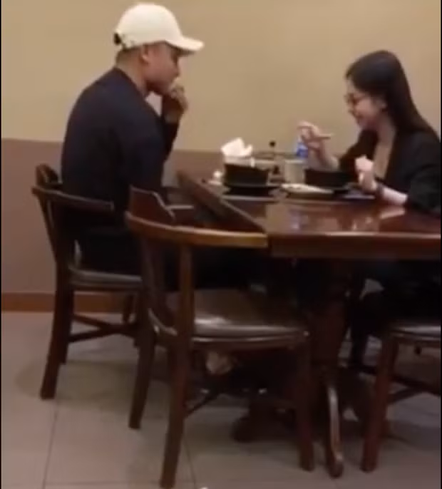 Đáng nói, trước đó 4 ngày, anh vẫn bị bắt gặp đi ăn đêm với Nhật Lê.