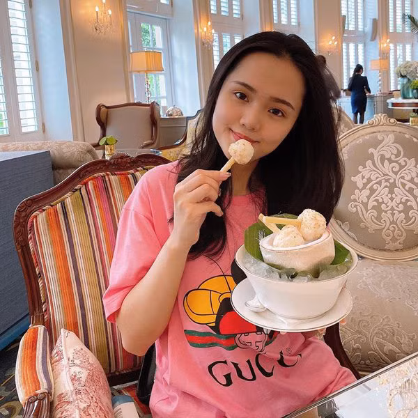 Con gái cựu chủ tịch CLB Sài Gòn diện váy thun Gucci màu hồng nhẹ nhàng và nữ tính. Đồng thời vòng 2 của bà bầu 3 tháng đã được giấu kín.