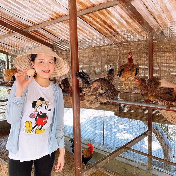 Hiện tại, vợ Duy Mạnh đã mang thai được khoảng 3 tháng. Tuy vóc dáng và những đường nét trên khuôn mặt vẫn chưa có gì thay đổi, song phong cách thời trang của "công chúa béo" đã có sự chuyển hoá. Vẫn là sự nhẹ nhàng, đơn giản nhưng trước đây, lúc nào Quỳnh Anh cũng sinh diện đầy hàng hiệu trên người, thì giờ đây cô nàng lại mê mẩn những loại trang phục đơn giản như áo thun, váy suông hay thậm chí cả đồ bộ.