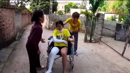Thế nhưng, cả nhà bà Tân Vlog lại tiếp tục trở thành chủ đề chỉ trích của cộng đồng mạng vì diễn sâu. Rõ ràng quay phim đứng lù lù, quay trực diện chẳng lẽ người phụ nữ ấy lại không nhận ra. Hơn nữa bị con trêu quá nhiều mà vẫn mắc bẫy là điều vô lý.