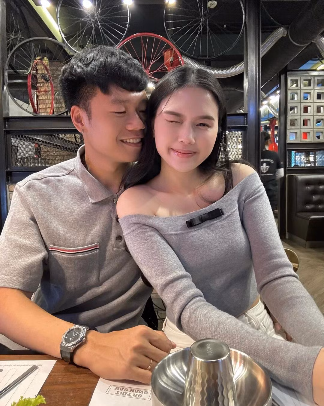 Cả 2 thường đăng tải những khoảnh khắc tình tứ lên trang cá nhân.