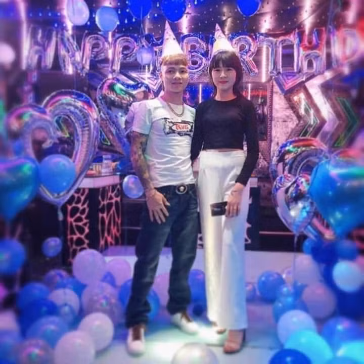 Không khó để tìm được những bức ảnh Khá Bảnh và bạn gái tình cảm thế này trên trang cá nhân của cô gái.