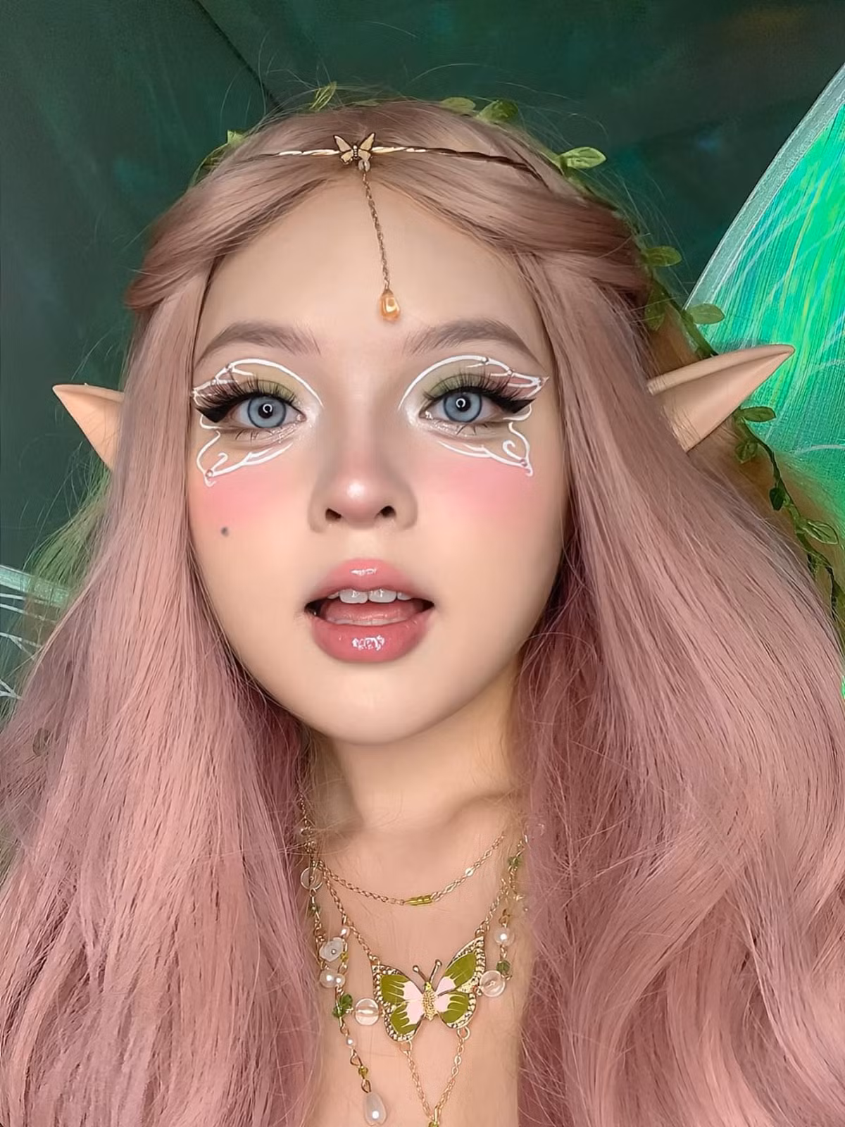 Mới đây, màn cosplay Krixi của nàng Tiktoker Bé Min Barbie khiến nhiều người không khỏi thích thú. Cô nàng đã biến hóa thành "tinh linh rừng xanh" với mái tóc hồng đặc trưng, đôi tai nhọn rinh ranh cùng cách makeup độc đáo.