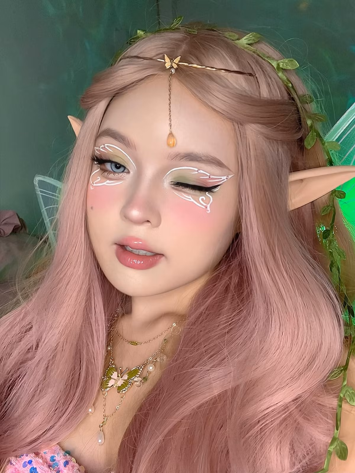 Những hình ảnh cosplay của cô nàng được đăng tải lên nhóm những người chơi liên quân thu hút về rất nhiều sự chú ý.