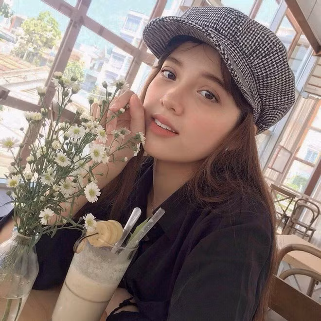Mới đây, hình ảnh một hot girl lai cực kỳ xinh đẹp được nhiều diễn đàn trên mạn xã hội chia sẻ thu hút sự quan tâm của cộng đồng mạng. Rất nhanh chóng, thông tin của cô nàng đã được tìm ra.