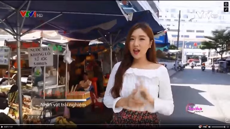 Sau khi bị 18/20 du khách Hàn Quốc chê Đà Nẵng chỉ cho họ ăn "vài mẩu" bánh mì vào bữa sáng, Đài truyền hình Việt Nam ngay lập tức đã đăng tải một đoạn clip ngắn ghi lại hình ảnh một nữ ca sĩ Hàn Quốc đi ăn bánh mì Việt Nam được cộng đồng mạng rỗ tay rần rần.