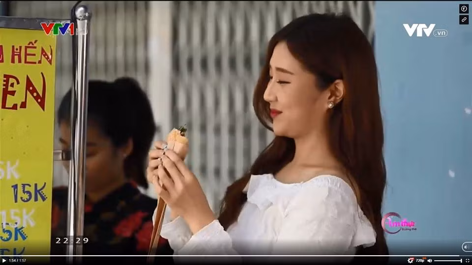 Trong video, Jin Ju hết lời khen ngợi món ăn đường phố của Việt Nam và cho biết chỉ một cái thôi thì cô cảm thấy không hề đã miệng.