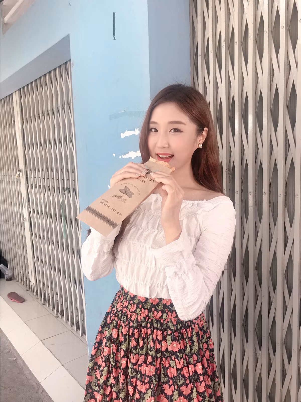 Trên trang Facebook cá nhân của mình, gái xinh đến từ Hàn Quốc cũng đăng tải rất nhiều hình ảnh bánh mì cũng lời khen ngợi tấm tắc: "Bánh mì ngon lắm mà ta?", "Nhiều bạn bè người Hàn Quốc của mình cũng thích ăn bánh mì, hy vọng mọi người đừng hiểu lầm, rất nhiều người mê món ăn này giống như mình đó".