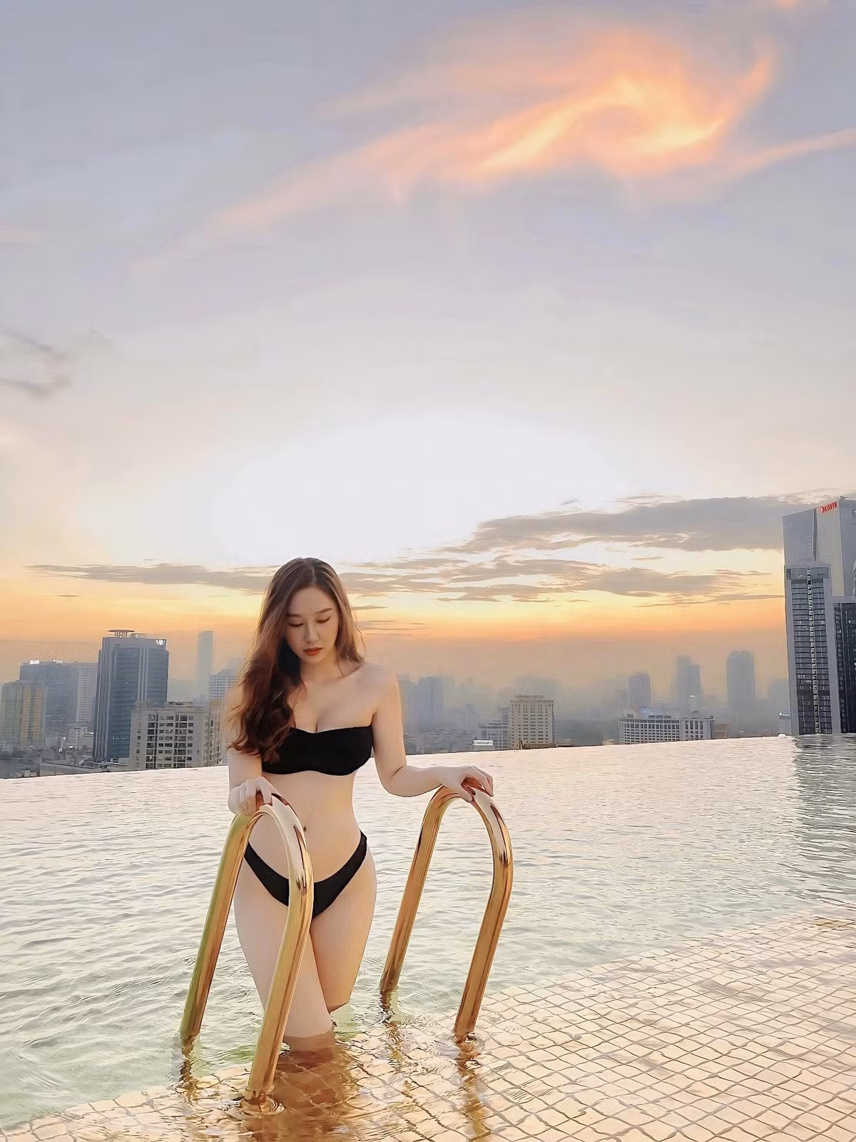 Hàn Trang sở hữu thân hình gợi cảm, cân đối.