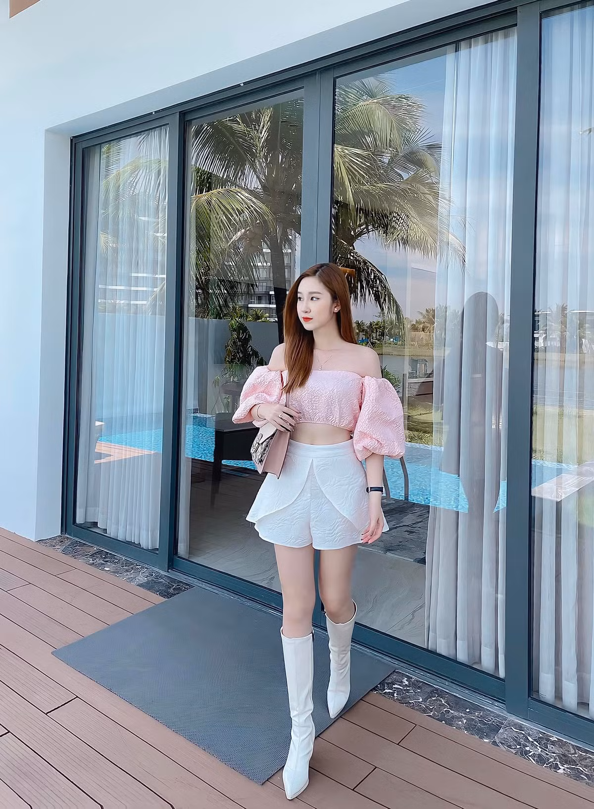 Giống như trên phim, Hàn Trang bên ngoài là cô tiểu thư chính hiệu khi sở hữu cuộc sống sang chảnh.