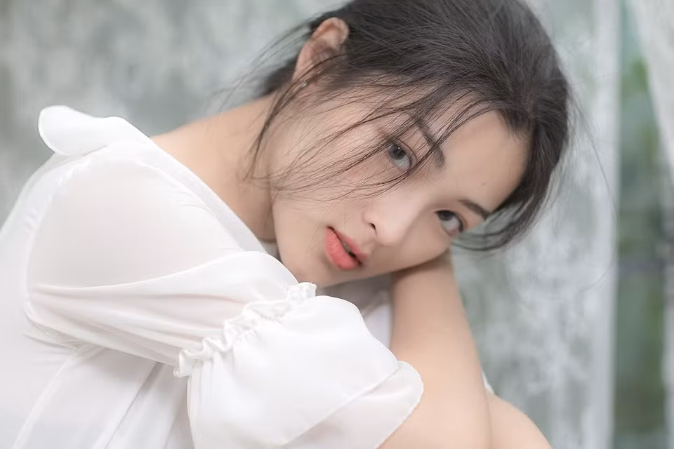 Nữ sinh trường ĐH Y này sở hữu gương mặt xinh đẹp với chiếc mũi cao, làn da trắng, khuôn miệng nhỏ nhắn cùng mái tóc đen dài chuẩn nét đẹp Á Đông.