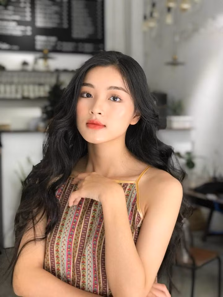 Vừa qua, nữ sinh ĐH Y có tên Nguyễn Lan Thy (SN 1998) đã khiến dân mạng đứng ngồi không yên bởi nhan sắc xinh đẹp cùng thần thái ngút ngàn của mình.