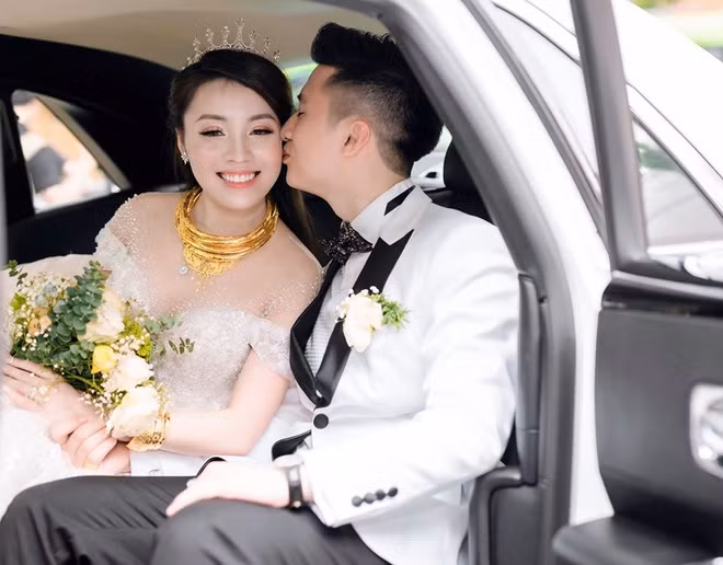 Mùa tuyển sinh đại học năm 2015, Âu Hà My bất ngờ nổi tiếng nhờ bức ảnh làm giám thị. Cuối tháng 8 vừa qua, "hot girl coi thi" chính thức lên xe hoa với Trọng Hưng, người từng là hot boy của trường ĐH Sân khấu Điện ảnh.