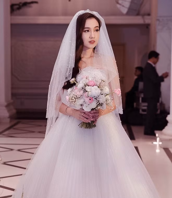 Mới đây, đám cưới của rich kid Việt Mie Nguyễn được tổ chức khá kín tiếng khiến nhiều người tò mò. Cô nàng được biết đến là một beauty blogger du học tại Mỹ và là bạn gái cũ của vlogger đình đám một thời JVevermind.